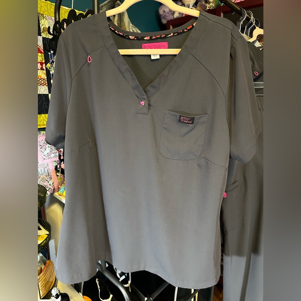 Betsey Johnson Charcoal/Pewter Scrub Top, EUC 2x